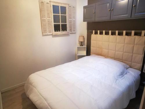 - une chambre avec un grand lit blanc dans l'établissement Maison Argelès-sur-Mer, 3 pièces, 5 personnes - FR-1-732-16, à Argelès-sur-Mer