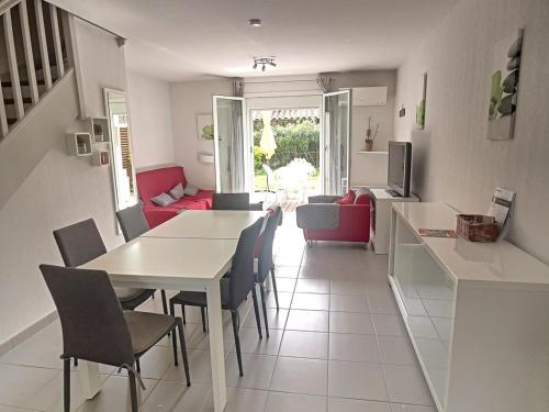 une cuisine et un salon avec une table et des chaises dans l'établissement Villa Idéale avec Piscine Chauffée à 1500m des Plages, 3 Chambres et Parking, Argelès-sur-Mer - FR-1-732-31, à Argelès-sur-Mer