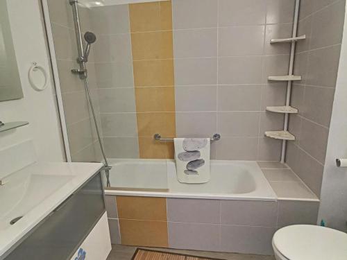 a small bathroom with a tub and a toilet at Villa Idéale avec Piscine Chauffée à 1500m des Plages, 3 Chambres et Parking, Argelès-sur-Mer - FR-1-732-31 in Argelès-sur-Mer
