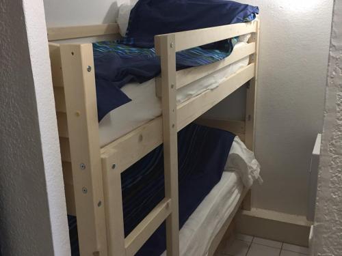 quelques lits superposés dans une chambre dans l'établissement T3 avec terrasse et parking à Argelès-sur-Mer - FR-1-732-20, à Argelès-sur-Mer