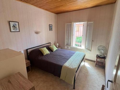 une chambre avec un lit et une fenêtre dans l'établissement Maison 2 chambres à Saint-André, proche plages et Espagne, terrasse spacieuse, ménage inclus - FR-1-732-36, à Saint-André