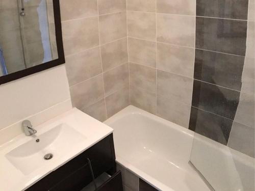 une salle de bain avec une baignoire, un lavabo et une douche dans l'établissement Pavillon T3 avec Piscine, Spa et Salle de Sport près de la Plage - 6 Couchages - FR-1-732-38, à Latour-Bas-Elne