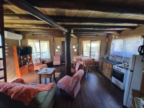 a living room with a couch and a kitchen at Barro in Villa Serrana