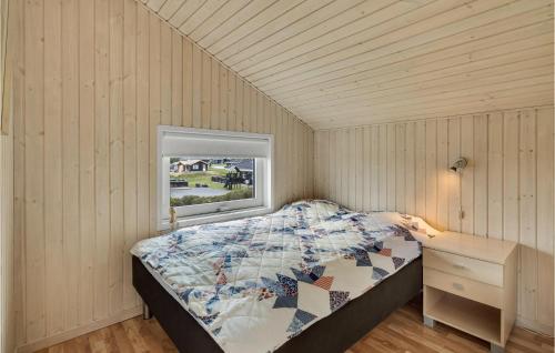 Habitación pequeña con cama y ventana en Lovely Home In Nordborg With Kitchen, en Nordborg