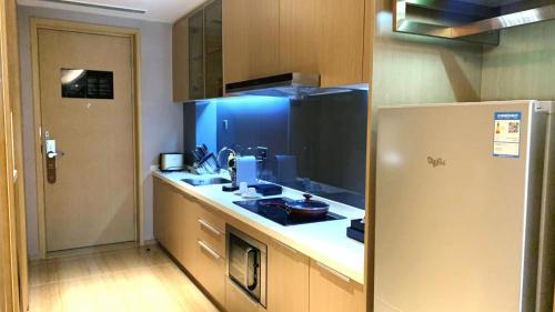Η κουζίνα ή μικρή κουζίνα στο HongQiao ZZ-IHome Prime Residence Apartment - National Exhibition Center