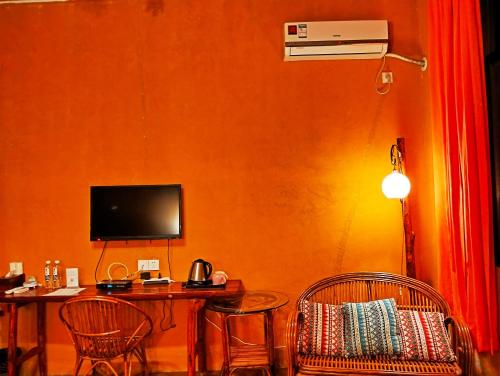 Una televisión o centro de entretenimiento en YangShuo Eden Inn