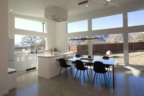 cocina con mesa y sillas y ventana grande en Eagle Rock Nest ～Quiet & Gorgeous Mountain Views en Three Rivers