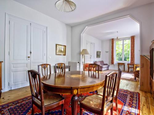 Photo de la galerie de l'établissement Spacieuse villa à Arcachon - Terrasses, jardin, proche plages, 5 chambres pour 12 pers. - FR-1-433-104, à Arcachon