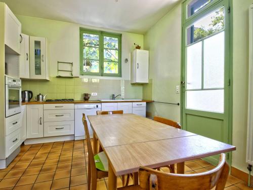 Photo de la galerie de l'établissement Spacieuse villa à Arcachon - Terrasses, jardin, proche plages, 5 chambres pour 12 pers. - FR-1-433-104, à Arcachon