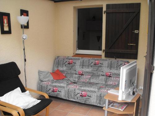 ein Wohnzimmer mit einem Sofa und einem TV in der Unterkunft Maison Argelès-sur-Mer, 3 pièces, 4 personnes - FR-1-732-47 in Argelès-sur-Mer