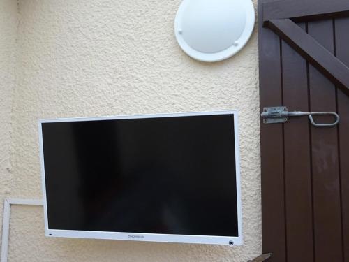 einen Flachbild-TV, der an einer Wand hängt in der Unterkunft Maison Argelès-sur-Mer, 3 pièces, 4 personnes - FR-1-732-47 in Argelès-sur-Mer
