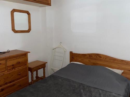 Schlafzimmer mit einem Bett, einer Kommode und einem Spiegel in der Unterkunft Maison Argelès-sur-Mer, 3 pièces, 4 personnes - FR-1-732-47 in Argelès-sur-Mer