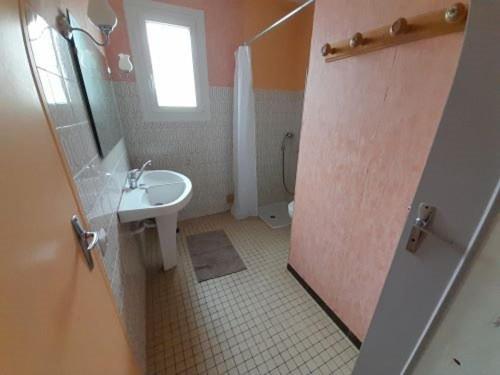 La salle de bains est pourvue d'un lavabo et de toilettes avec une fenêtre. dans l'établissement Villa T4 plain-pied proche plage, terrasse, parking, animaux acceptés - Saint-Gilles-Croix-de-Vie - FR-1-324-559, à Saint-Gilles-Croix-de-Vie