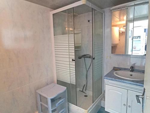 une salle de bain avec douche et lavabo dans l'établissement Pavillon confortable à 10 min de la mer avec terrasse, parking et local à vélo - FR-1-732-48, à Argelès-sur-Mer