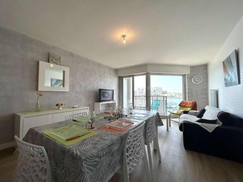 un salon avec une table et un canapé dans l'établissement Spacieux appartement centre-ville, 5 couchages, proche plage - FR-1-224-800, à Saint-Gilles-Croix-de-Vie