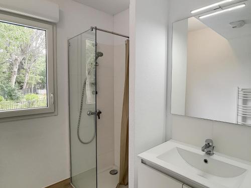 une salle de bain avec une douche, un lavabo et un miroir dans l'établissement T2 Climatisé à Argelès-sur-Mer avec Terrasse, Jardin et Parking - FR-1-732-49, à Argelès-sur-Mer