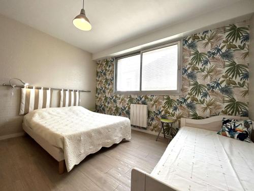 une chambre avec un lit et une fenêtre dans l'établissement Spacieux appartement centre-ville, 5 couchages, proche plage - FR-1-224-800, à Saint-Gilles-Croix-de-Vie