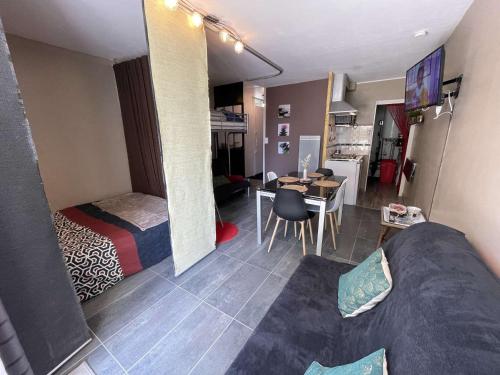 Cette petite chambre comprend un lit et une salle à manger. dans l'établissement Studio cosy avec terrasse, parking privé, à 300m de la plage - Saint-Hilaire-de-Riez - FR-1-224C-236, à Saint-Hilaire-de-Riez