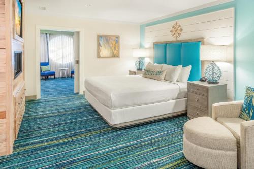 Cette grande chambre comprend un lit et un canapé. dans l'établissement Margaritaville Resort Gatlinburg, à Gatlinburg