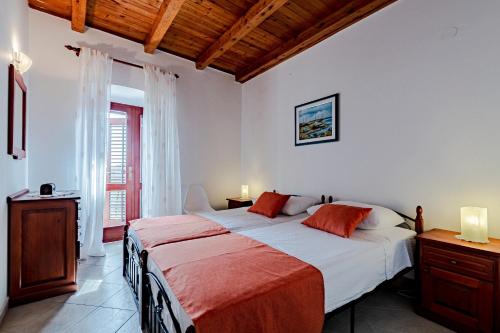 um quarto com uma cama grande num quarto em Holiday house with a swimming pool Smokvica, Korcula - 9297 em Smokvica