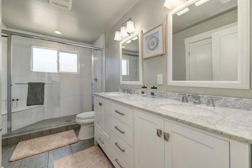 Baño blanco con 2 lavabos y aseo en Cozy Two-Story Cottage Near Historic Folsom! en Folsom