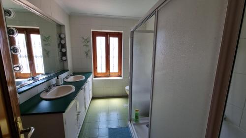 y baño con 2 lavabos y ducha. en Villa Lucía - Benalmádena Costa, en Benalmádena