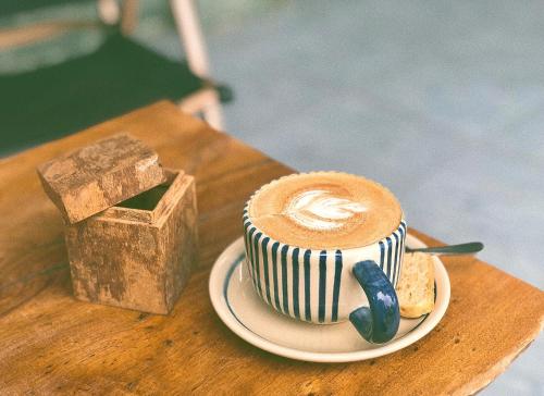 filiżankę kawy na talerzu na stole w obiekcie Le Condor 's House & Coffee w mieście Con Dao
