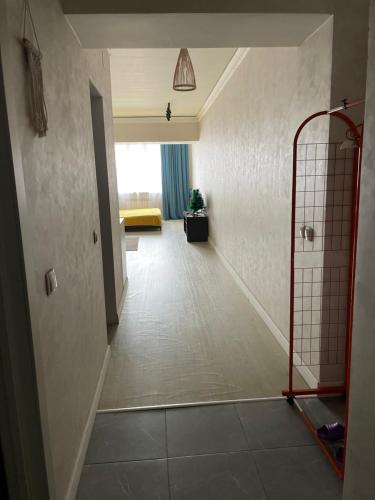 een kamer met een gang met een slechte vloer bij Арбат apartment in Alma-Ata