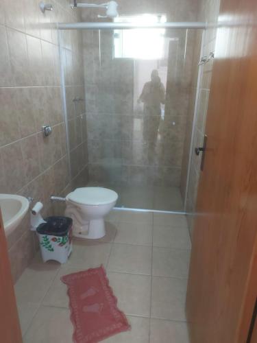 Bilik mandi di Maranata Hotel