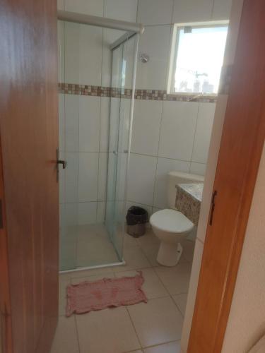 Bilik mandi di Maranata Hotel