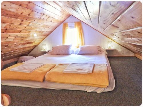 Postel nebo postele na pokoji v ubytování Holiday home Smokovlje - sea view and vineyard