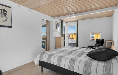 1 dormitorio con 1 cama y 1 silla negra en Amazing Home In Slagelse With Wifi, en Slagelse