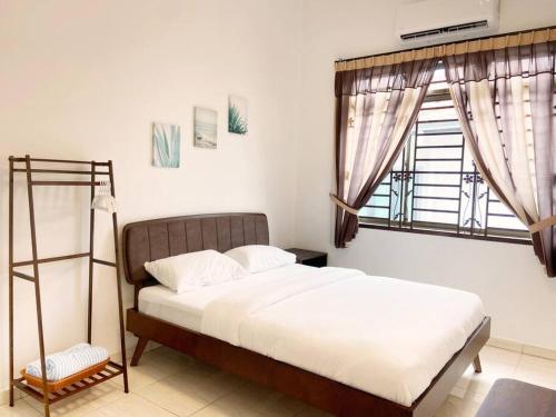 1 dormitorio con cama y ventana en Nestle Homestay@Batu Pahat, en Batu Pahat