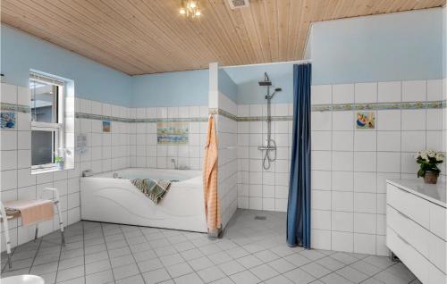 y baño blanco con bañera y ducha. en Amazing Home In Slagelse With Wifi, en Slagelse