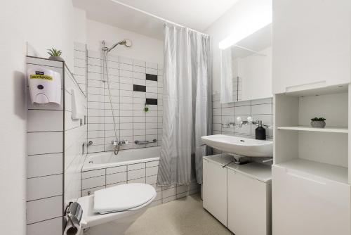 Baño blanco con aseo y lavamanos en Cooldis 8 !Gratis Parken, Free Parking!, en Kreuzlingen