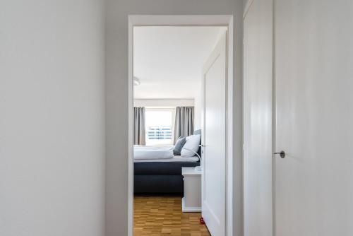 1 dormitorio con cama y espejo en Cooldis 8 !Gratis Parken, Free Parking!, en Kreuzlingen