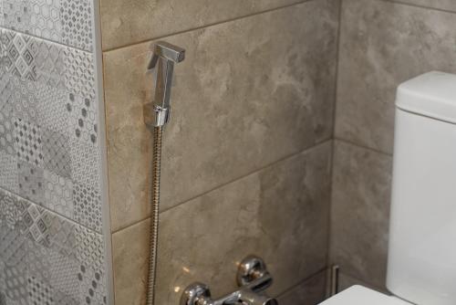een douche met een douchekop in de badkamer bij Orbi Beach 33 floor with great view in Batoemi
