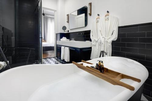 Postel nebo postele na pokoji v ubytování Allegro Neve Tzedek Boutique Suites - By HOMY