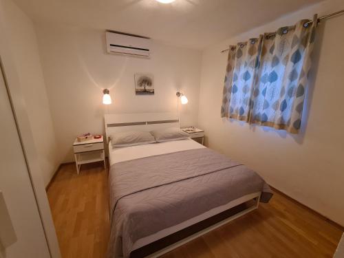 Ένα ή περισσότερα κρεβάτια σε δωμάτιο στο Apartments by the sea Mokalo, Peljesac - 10201