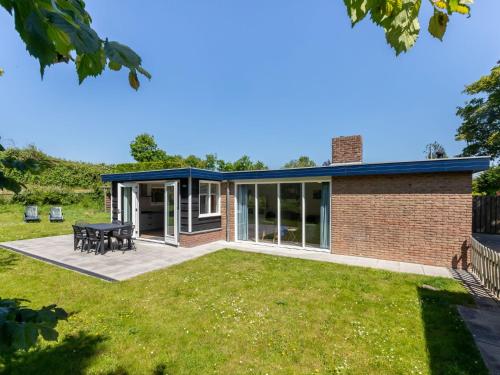 una extensión de una casa con patio y césped en Gorgeous Holiday Home in Wolphaartsdijk with Garden, en Wolphaartsdijk