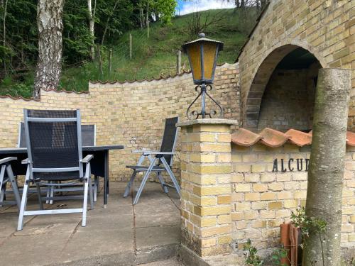 a brick wall with a table and chairs in a brick oven at Hegedal Apartment in Hobro