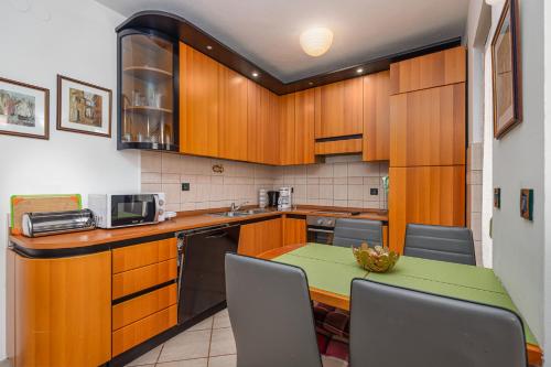 Sea View Apartment - Roberto