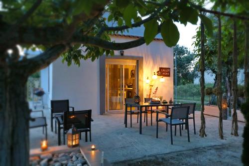 un patio con mesa y sillas con velas en Gallery Home, en Skopelos Town