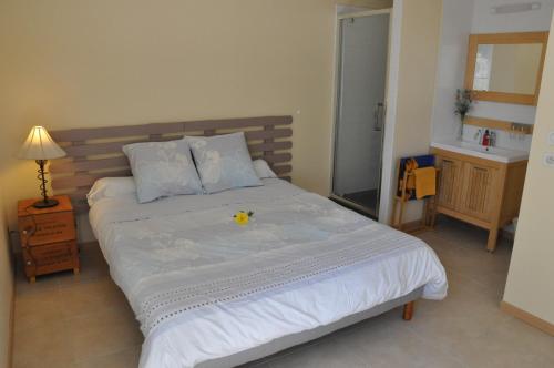 un lit avec un canard jaune dessus dans l'établissement la ferme de tonton Jules 1, à Entraigues-sur-la-Sorgue