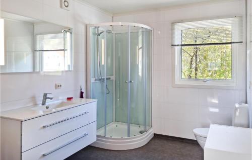 Koupelna v ubytování Nice Home In Lyngdal With House Sea View