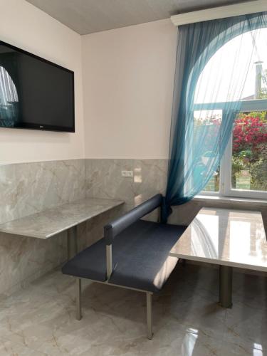 TV a/nebo společenská místnost v ubytování SANTORINI hotel & hostel