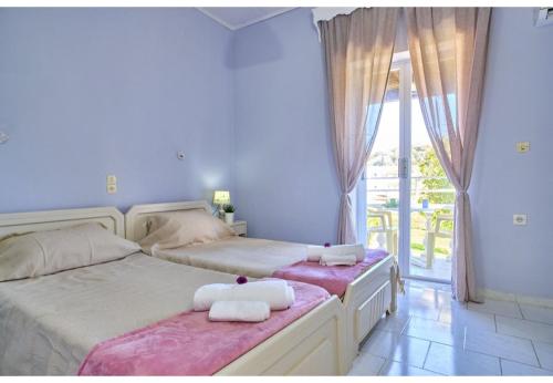 1 Schlafzimmer mit 2 Betten und einem Balkon in der Unterkunft Vintage Resort Studio 4 in Melíssia