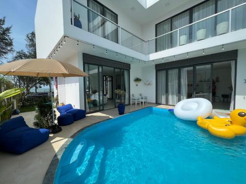 Bazén v ubytování Villa Zenna Long Hải_ view biển nebo v jeho okolí