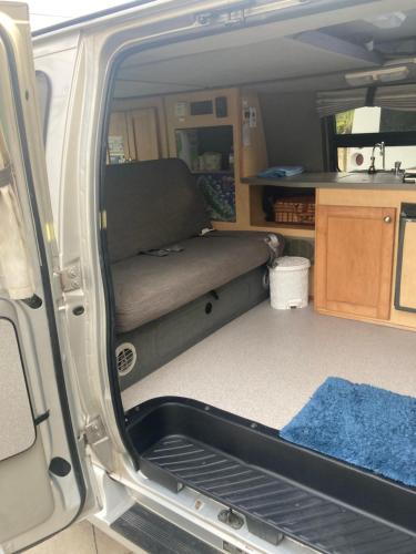 una puerta abierta de una furgoneta con la puerta trasera abierta en Oahu Camper Adventures, en Kailua