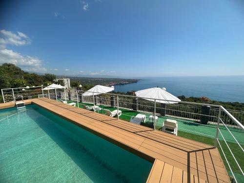 アチレアーレにあるTenuta la Timpa Vela rooms And poolの海の景色を望むスイミングプール
